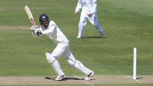 Roderick defies broken finger to end Kent challenge