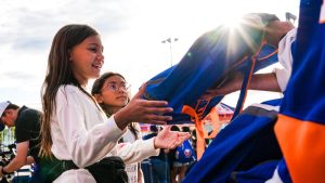 Islanders and Northwell Health Volunteers Distribute 500 Backpacks and School Supplies to Kids | New York Islanders