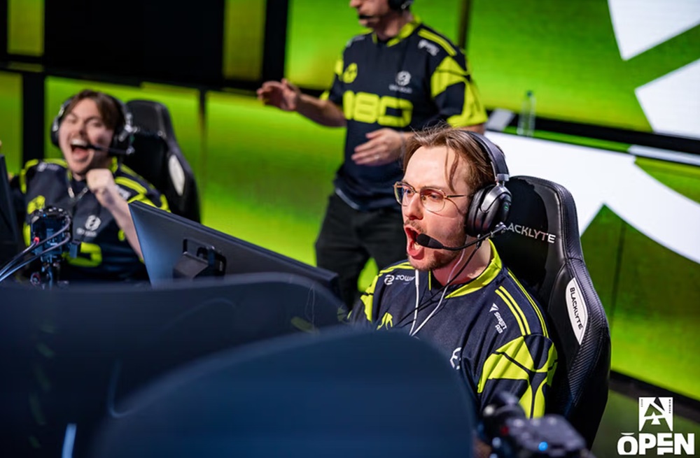 NAVI Crash Out of BLAST Open London After Upset Loss to M80