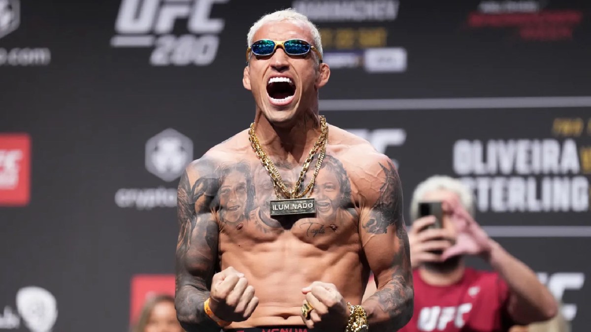 Charles Oliveira taps out Mateusz Gamrot in UFC Rio main event