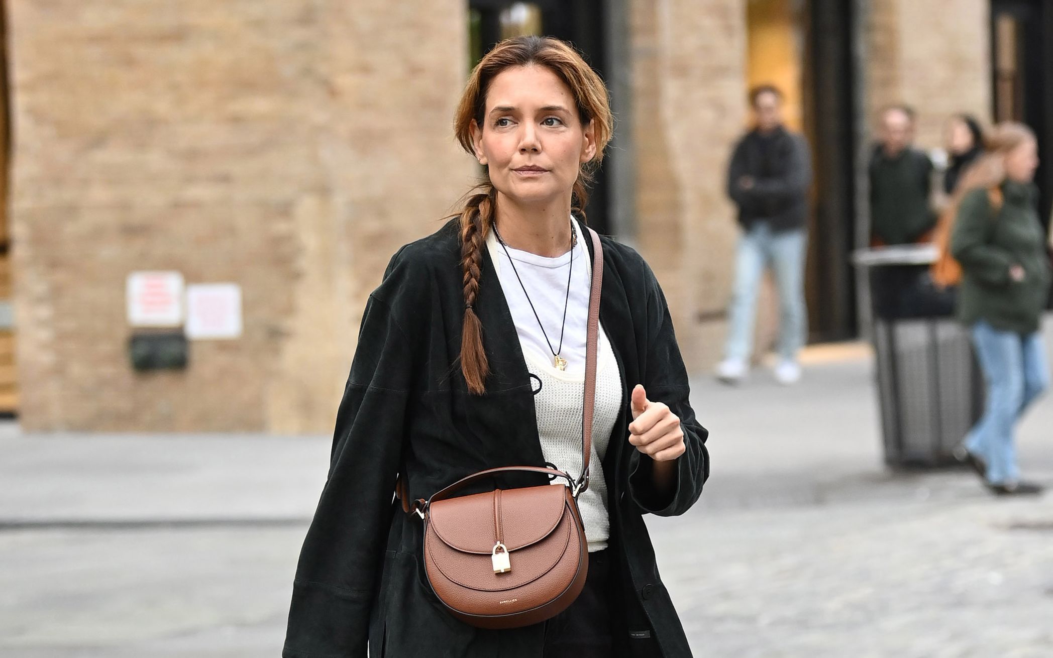 Katie Holmes’s Perfect Fall Saddle Bag Will Actually Last You Through Spring