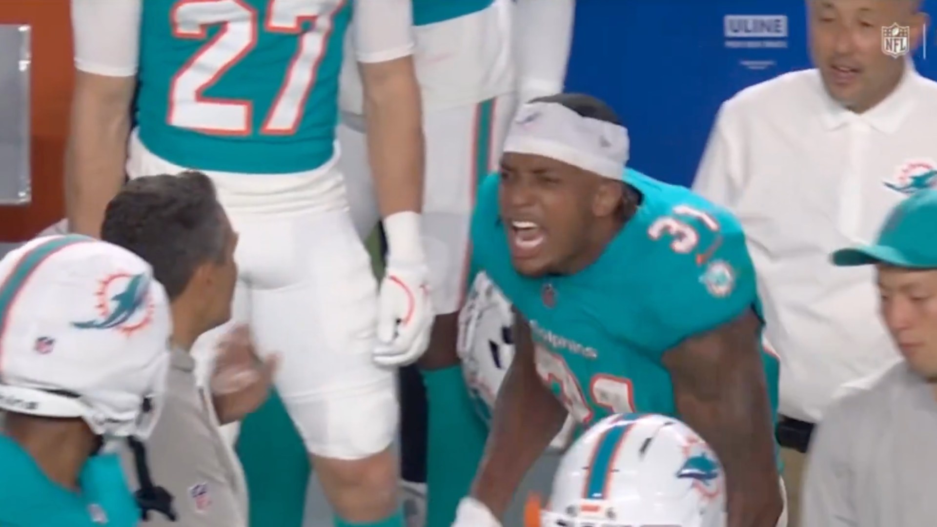 Miami Dolphins star blows up on sideline and goes after coach following egregious call