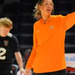 Tennessee Vols’ commit Oliviyah Edwards threw down an in-game dunk that’d make Candace Parker proud