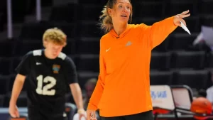 Tennessee Vols’ commit Oliviyah Edwards threw down an in-game dunk that’d make Candace Parker proud