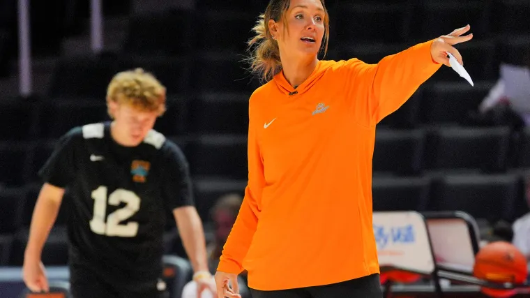 Tennessee Vols’ commit Oliviyah Edwards threw down an in-game dunk that’d make Candace Parker proud