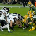 ‘This is ridiculous’ – Fans can’t believe blatant missed false starts on both the Eagles and Packers
