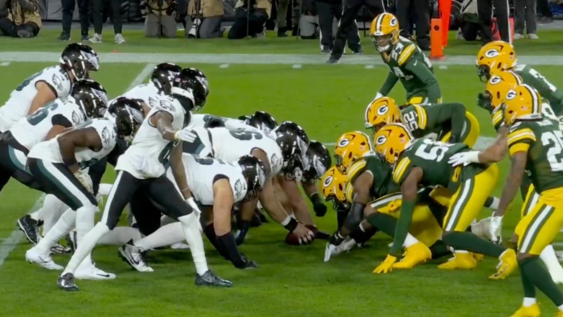 ‘This is ridiculous’ – Fans can’t believe blatant missed false starts on both the Eagles and Packers