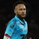 Neymar arremete brutalmente contra periodista mientras el brasileño NIEGA haber pedido disculpas al entrenador del Santos por sus berrinches en el cambio