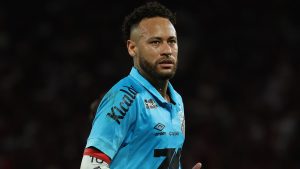 Neymar arremete brutalmente contra periodista mientras el brasileño NIEGA haber pedido disculpas al entrenador del Santos por sus berrinches en el cambio